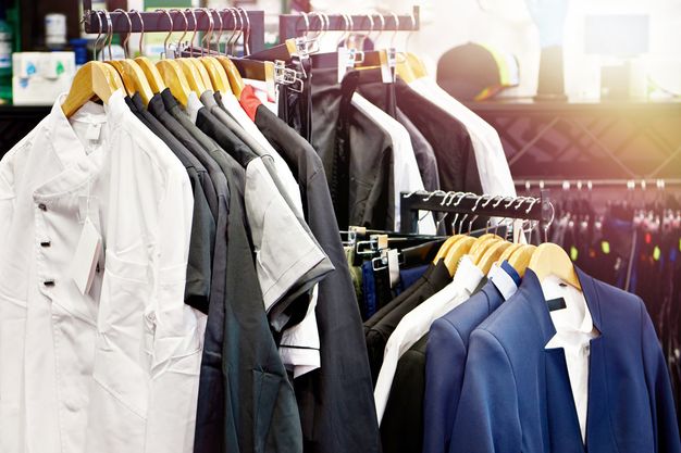 T-Shirts, Jacken, Hosen und vieles mehr: Berufskleidung sorgt für einen einheitlichen Auftritt des Teams und muss nicht teuer sein.
